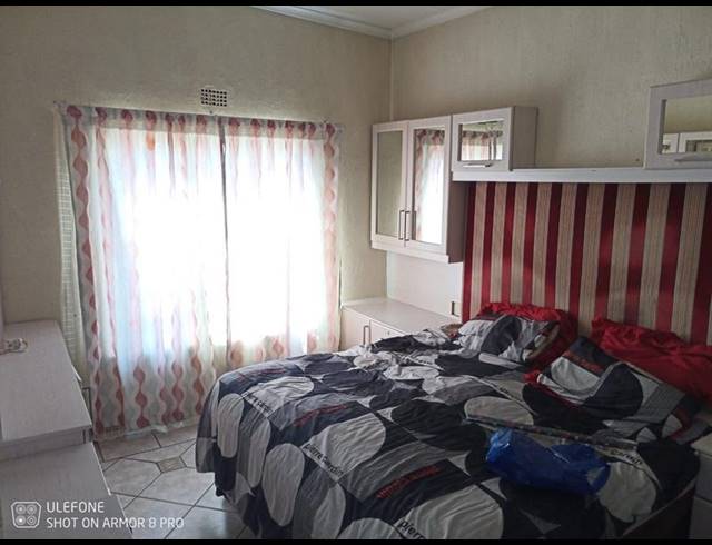 3 BEDROOM HOUSE FOR SALE IN BEZUIDENHOUT VALLEY